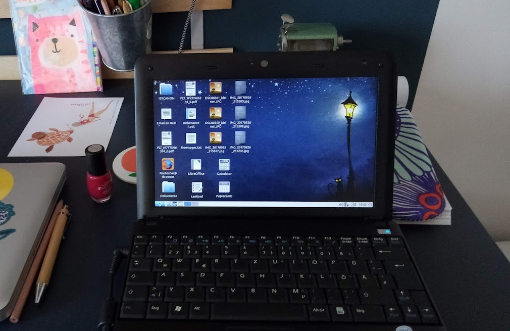 A lightweight laptop with a lightweight Linux distribution suited for so-called non-technical users.