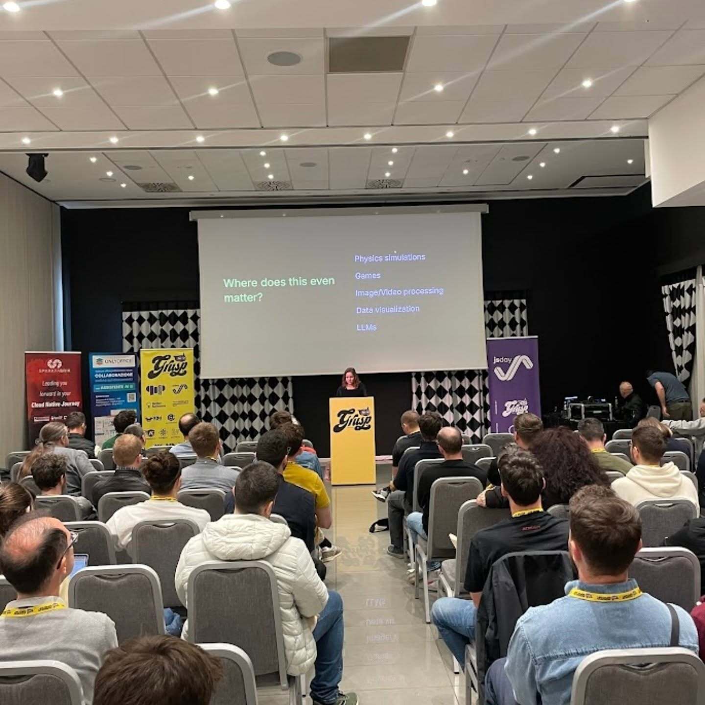 一位女士在大會上發言