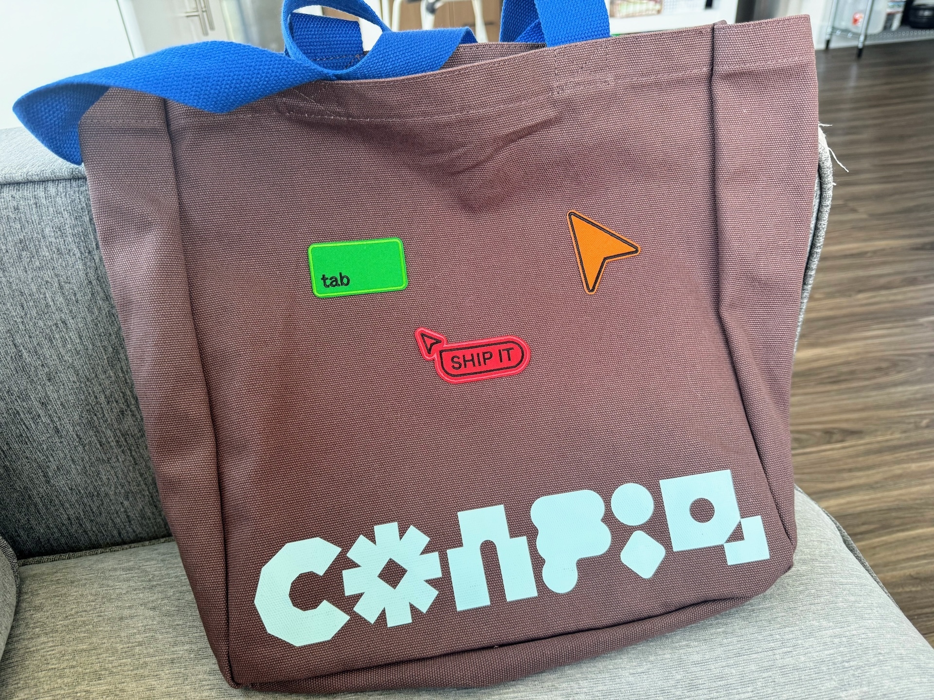 Front of the Figma bag