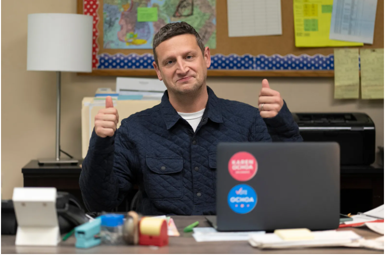 Tim Robinson giving a thumbs up