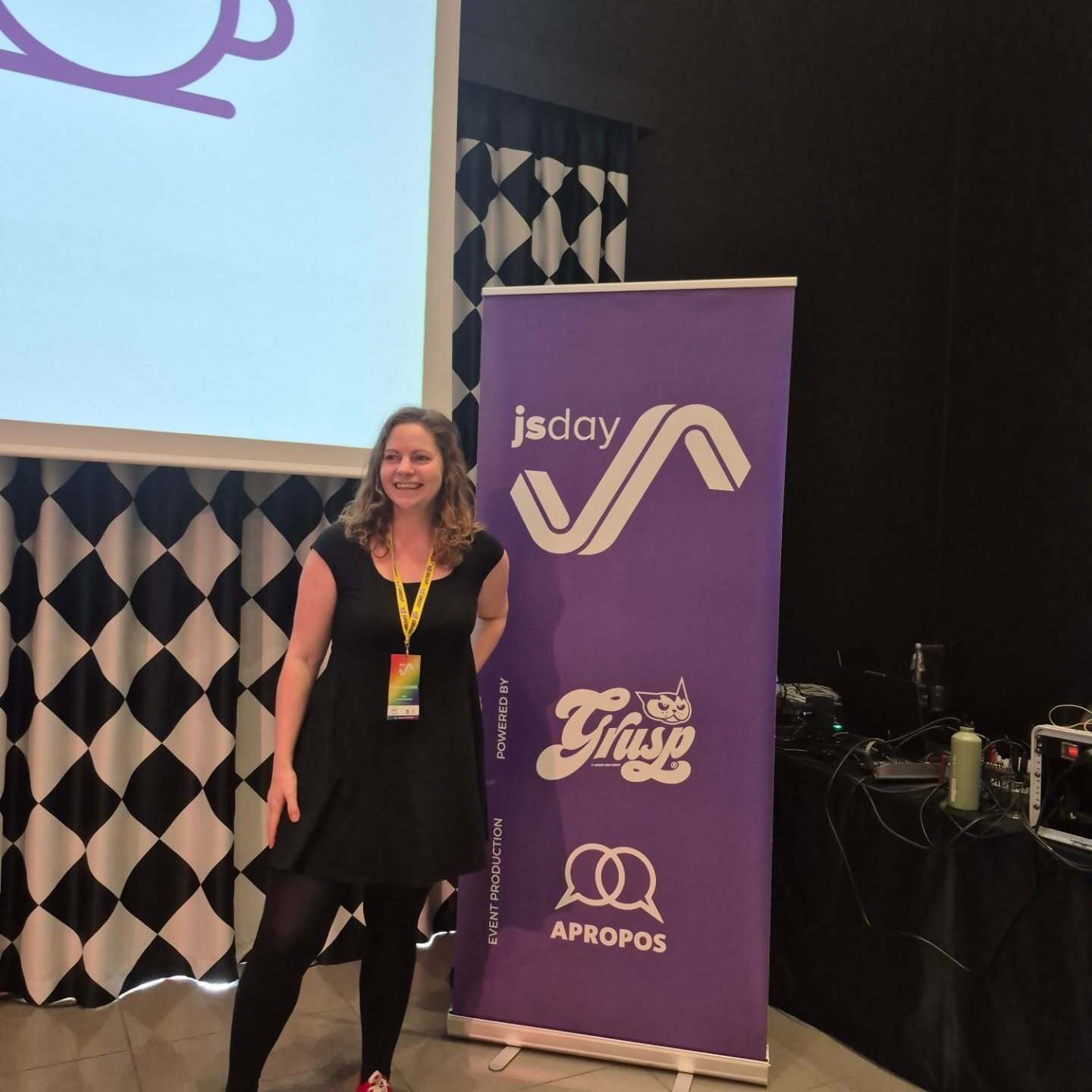 一位女士站在會議橫幅附近