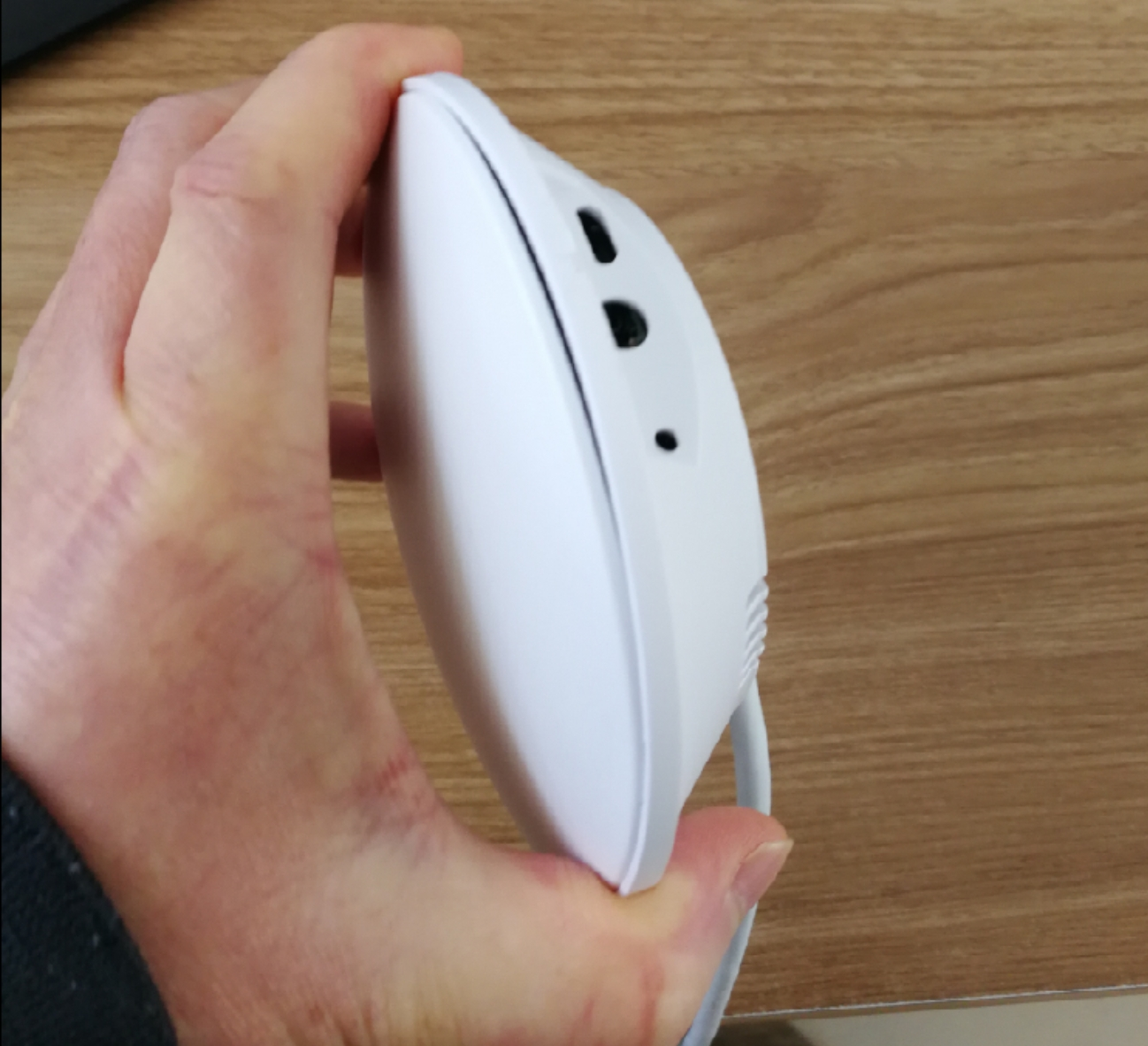 This photo shows how to open the anchor casing. It is just right to compare the size of the human hand and the casing