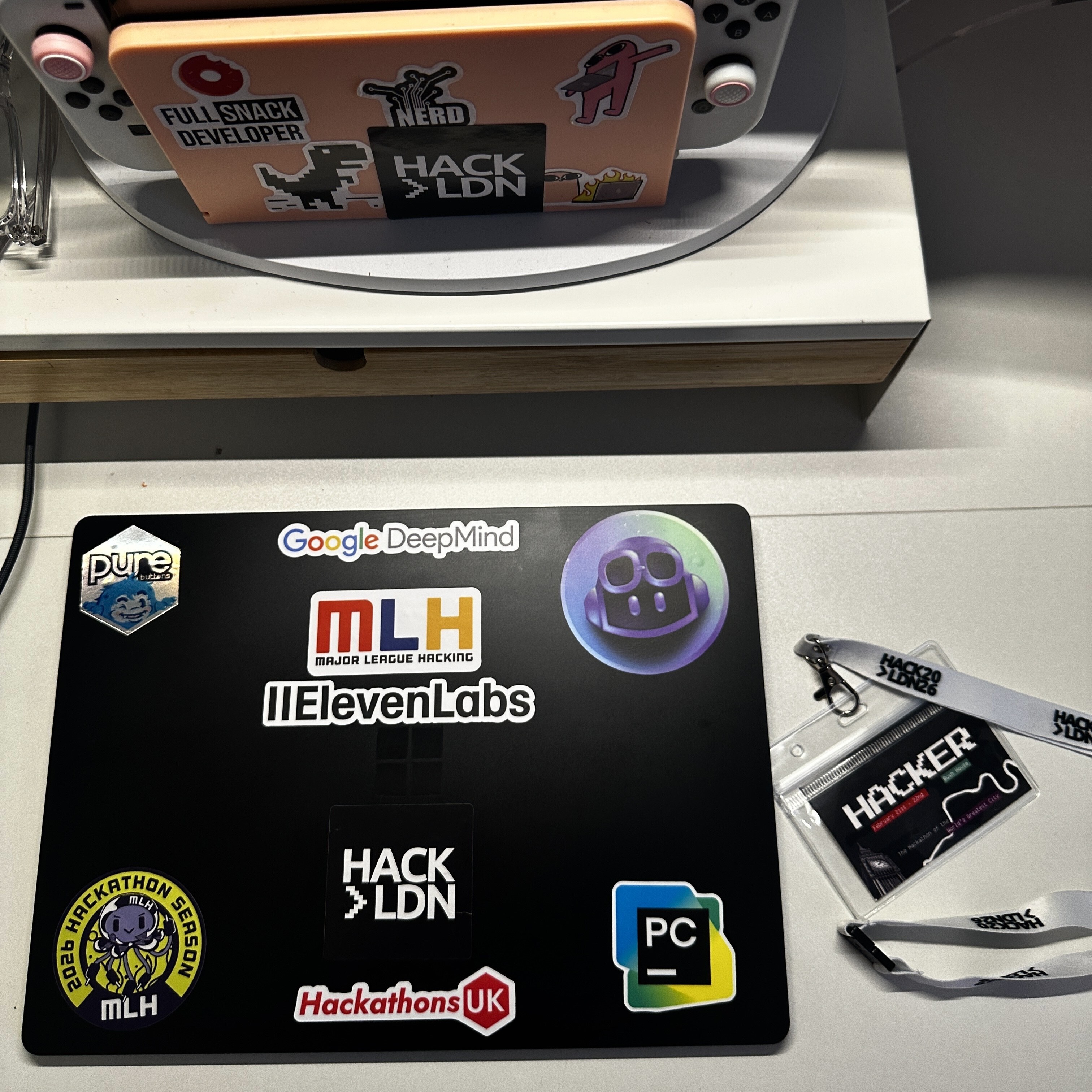 我的筆記型電腦上貼滿了貼紙。