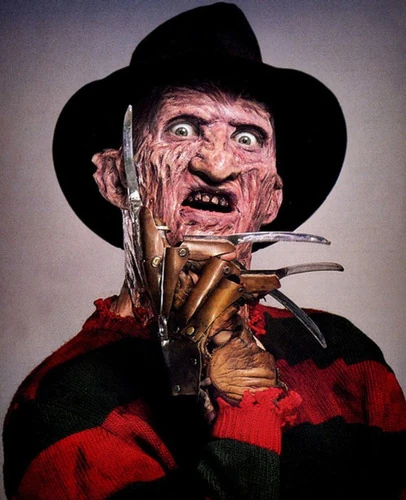 Freddy krueger com a mão em frente ao rosto levemente espantado